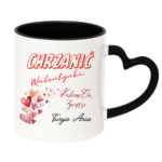 Kubek z napisem „Chrzanić Walentynki – kocham Cię zawsze. Twoja/Twój [imię]” to idealny prezent dla tych, którzy nie potrzebują święta, żeby mówić o uczuciach. Bez lukru, bez serduszek na siłę – za to szczerze i od serca. Bo miłość nie jest na jeden dzień w roku. Jest na zwykłe poranki, wspólną kawę i codzienne „dobrze, że jesteś”