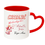 Kubek z napisem „Chrzanić Walentynki – kocham Cię zawsze. Twoja/Twój [imię]” to idealny prezent dla tych, którzy nie potrzebują święta, żeby mówić o uczuciach. Bez lukru, bez serduszek na siłę – za to szczerze i od serca. Bo miłość nie jest na jeden dzień w roku. Jest na zwykłe poranki, wspólną kawę i codzienne „dobrze, że jesteś”