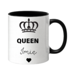KUBEK PERSONALIZOWANY ,,QUEEN” Z IMIENIEM Podaruj jej coś wyjątkowego – kubek personalizowany z imieniem i napisem „Queen” to idealny prezent dla królowej Twojego życia. Doskonały jako kubek dla dziewczyny, mamy, siostry, przyjaciółki lub żony – na urodziny, święta, Walentynki czy Dzień Kobiet. Elegancki design z koroną i serduszkiem sprawia, że to nie tylko kubek z imieniem, ale też wyraz uznania i czułości w królewskim stylu.
