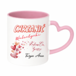 Kubek z napisem „Chrzanić Walentynki – kocham Cię zawsze. Twoja/Twój [imię]” to idealny prezent dla tych, którzy nie potrzebują święta, żeby mówić o uczuciach. Bez lukru, bez serduszek na siłę – za to szczerze i od serca. Bo miłość nie jest na jeden dzień w roku. Jest na zwykłe poranki, wspólną kawę i codzienne „dobrze, że jesteś”
