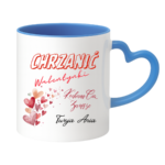 Kubek z napisem „Chrzanić Walentynki – kocham Cię zawsze. Twoja/Twój [imię]” to idealny prezent dla tych, którzy nie potrzebują święta, żeby mówić o uczuciach. Bez lukru, bez serduszek na siłę – za to szczerze i od serca. Bo miłość nie jest na jeden dzień w roku. Jest na zwykłe poranki, wspólną kawę i codzienne „dobrze, że jesteś”