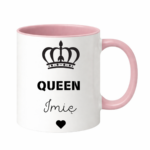 KUBEK PERSONALIZOWANY ,,QUEEN” Z IMIENIEM Podaruj jej coś wyjątkowego – kubek personalizowany z imieniem i napisem „Queen” to idealny prezent dla królowej Twojego życia. Doskonały jako kubek dla dziewczyny, mamy, siostry, przyjaciółki lub żony – na urodziny, święta, Walentynki czy Dzień Kobiet. Elegancki design z koroną i serduszkiem sprawia, że to nie tylko kubek z imieniem, ale też wyraz uznania i czułości w królewskim stylu.