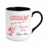 Kubek z napisem „Chrzanić Walentynki – kocham Cię zawsze. Twoja/Twój [imię]” to idealny prezent dla tych, którzy nie potrzebują święta, żeby mówić o uczuciach. Bez lukru, bez serduszek na siłę – za to szczerze i od serca. Bo miłość nie jest na jeden dzień w roku. Jest na zwykłe poranki, wspólną kawę i codzienne „dobrze, że jesteś”