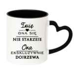 Kubek z dowolnym imieniem "Ona się nie starzeje"