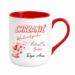 Kubek z napisem „Chrzanić Walentynki – kocham Cię zawsze. Twoja/Twój [imię]” to idealny prezent dla tych, którzy nie potrzebują święta, żeby mówić o uczuciach. Bez lukru, bez serduszek na siłę – za to szczerze i od serca. Bo miłość nie jest na jeden dzień w roku. Jest na zwykłe poranki, wspólną kawę i codzienne „dobrze, że jesteś”