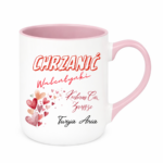 Kubek z napisem „Chrzanić Walentynki – kocham Cię zawsze. Twoja/Twój [imię]” to idealny prezent dla tych, którzy nie potrzebują święta, żeby mówić o uczuciach. Bez lukru, bez serduszek na siłę – za to szczerze i od serca. Bo miłość nie jest na jeden dzień w roku. Jest na zwykłe poranki, wspólną kawę i codzienne „dobrze, że jesteś”