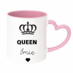 KUBEK PERSONALIZOWANY ,,QUEEN” Z IMIENIEM Podaruj jej coś wyjątkowego – kubek personalizowany z imieniem i napisem „Queen” to idealny prezent dla królowej Twojego życia. Doskonały jako kubek dla dziewczyny, mamy, siostry, przyjaciółki lub żony – na urodziny, święta, Walentynki czy Dzień Kobiet. Elegancki design z koroną i serduszkiem sprawia, że to nie tylko kubek z imieniem, ale też wyraz uznania i czułości w królewskim stylu.