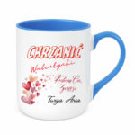 Kubek z napisem „Chrzanić Walentynki – kocham Cię zawsze. Twoja/Twój [imię]” to idealny prezent dla tych, którzy nie potrzebują święta, żeby mówić o uczuciach. Bez lukru, bez serduszek na siłę – za to szczerze i od serca. Bo miłość nie jest na jeden dzień w roku. Jest na zwykłe poranki, wspólną kawę i codzienne „dobrze, że jesteś”