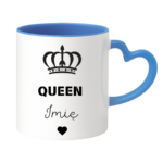 KUBEK PERSONALIZOWANY ,,QUEEN” Z IMIENIEM Podaruj jej coś wyjątkowego – kubek personalizowany z imieniem i napisem „Queen” to idealny prezent dla królowej Twojego życia. Doskonały jako kubek dla dziewczyny, mamy, siostry, przyjaciółki lub żony – na urodziny, święta, Walentynki czy Dzień Kobiet. Elegancki design z koroną i serduszkiem sprawia, że to nie tylko kubek z imieniem, ale też wyraz uznania i czułości w królewskim stylu.