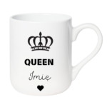KUBEK PERSONALIZOWANY ,,QUEEN” Z IMIENIEM Podaruj jej coś wyjątkowego – kubek personalizowany z imieniem i napisem „Queen” to idealny prezent dla królowej Twojego życia. Doskonały jako kubek dla dziewczyny, mamy, siostry, przyjaciółki lub żony – na urodziny, święta, Walentynki czy Dzień Kobiet. Elegancki design z koroną i serduszkiem sprawia, że to nie tylko kubek z imieniem, ale też wyraz uznania i czułości w królewskim stylu.