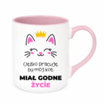 Kubek ,,Ciężko pracuję by mój kot miał godne życie''