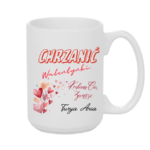 Kubek z napisem „Chrzanić Walentynki – kocham Cię zawsze. Twoja/Twój [imię]” to idealny prezent dla tych, którzy nie potrzebują święta, żeby mówić o uczuciach. Bez lukru, bez serduszek na siłę – za to szczerze i od serca. Bo miłość nie jest na jeden dzień w roku. Jest na zwykłe poranki, wspólną kawę i codzienne „dobrze, że jesteś”