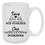 Kubek z dowolnym imieniem "Ona się nie starzeje"