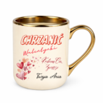 Kubek z napisem „Chrzanić Walentynki – kocham Cię zawsze. Twoja/Twój [imię]” to idealny prezent dla tych, którzy nie potrzebują święta, żeby mówić o uczuciach. Bez lukru, bez serduszek na siłę – za to szczerze i od serca. Bo miłość nie jest na jeden dzień w roku. Jest na zwykłe poranki, wspólną kawę i codzienne „dobrze, że jesteś”