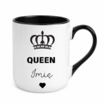 KUBEK PERSONALIZOWANY ,,QUEEN” Z IMIENIEM Podaruj jej coś wyjątkowego – kubek personalizowany z imieniem i napisem „Queen” to idealny prezent dla królowej Twojego życia. Doskonały jako kubek dla dziewczyny, mamy, siostry, przyjaciółki lub żony – na urodziny, święta, Walentynki czy Dzień Kobiet. Elegancki design z koroną i serduszkiem sprawia, że to nie tylko kubek z imieniem, ale też wyraz uznania i czułości w królewskim stylu.