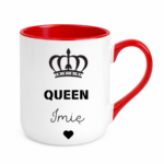 KUBEK PERSONALIZOWANY ,,QUEEN” Z IMIENIEM Podaruj jej coś wyjątkowego – kubek personalizowany z imieniem i napisem „Queen” to idealny prezent dla królowej Twojego życia. Doskonały jako kubek dla dziewczyny, mamy, siostry, przyjaciółki lub żony – na urodziny, święta, Walentynki czy Dzień Kobiet. Elegancki design z koroną i serduszkiem sprawia, że to nie tylko kubek z imieniem, ale też wyraz uznania i czułości w królewskim stylu.