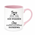Kubek z dowolnym imieniem "Ona się nie starzeje"