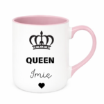 KUBEK PERSONALIZOWANY ,,QUEEN” Z IMIENIEM Podaruj jej coś wyjątkowego – kubek personalizowany z imieniem i napisem „Queen” to idealny prezent dla królowej Twojego życia. Doskonały jako kubek dla dziewczyny, mamy, siostry, przyjaciółki lub żony – na urodziny, święta, Walentynki czy Dzień Kobiet. Elegancki design z koroną i serduszkiem sprawia, że to nie tylko kubek z imieniem, ale też wyraz uznania i czułości w królewskim stylu.