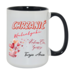 Kubek z napisem „Chrzanić Walentynki – kocham Cię zawsze. Twoja/Twój [imię]” to idealny prezent dla tych, którzy nie potrzebują święta, żeby mówić o uczuciach. Bez lukru, bez serduszek na siłę – za to szczerze i od serca. Bo miłość nie jest na jeden dzień w roku. Jest na zwykłe poranki, wspólną kawę i codzienne „dobrze, że jesteś”