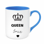 KUBEK PERSONALIZOWANY ,,QUEEN” Z IMIENIEM Podaruj jej coś wyjątkowego – kubek personalizowany z imieniem i napisem „Queen” to idealny prezent dla królowej Twojego życia. Doskonały jako kubek dla dziewczyny, mamy, siostry, przyjaciółki lub żony – na urodziny, święta, Walentynki czy Dzień Kobiet. Elegancki design z koroną i serduszkiem sprawia, że to nie tylko kubek z imieniem, ale też wyraz uznania i czułości w królewskim stylu.