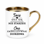 Kubek z dowolnym imieniem "Ona się nie starzeje"