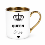 KUBEK PERSONALIZOWANY ,,QUEEN” Z IMIENIEM Podaruj jej coś wyjątkowego – kubek personalizowany z imieniem i napisem „Queen” to idealny prezent dla królowej Twojego życia. Doskonały jako kubek dla dziewczyny, mamy, siostry, przyjaciółki lub żony – na urodziny, święta, Walentynki czy Dzień Kobiet. Elegancki design z koroną i serduszkiem sprawia, że to nie tylko kubek z imieniem, ale też wyraz uznania i czułości w królewskim stylu.