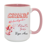 Kubek z napisem „Chrzanić Walentynki – kocham Cię zawsze. Twoja/Twój [imię]” to idealny prezent dla tych, którzy nie potrzebują święta, żeby mówić o uczuciach. Bez lukru, bez serduszek na siłę – za to szczerze i od serca. Bo miłość nie jest na jeden dzień w roku. Jest na zwykłe poranki, wspólną kawę i codzienne „dobrze, że jesteś”