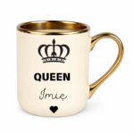 KUBEK PERSONALIZOWANY ,,QUEEN” Z IMIENIEM Podaruj jej coś wyjątkowego – kubek personalizowany z imieniem i napisem „Queen” to idealny prezent dla królowej Twojego życia. Doskonały jako kubek dla dziewczyny, mamy, siostry, przyjaciółki lub żony – na urodziny, święta, Walentynki czy Dzień Kobiet. Elegancki design z koroną i serduszkiem sprawia, że to nie tylko kubek z imieniem, ale też wyraz uznania i czułości w królewskim stylu.
