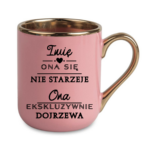 Kubek z dowolnym imieniem "Ona się nie starzeje"