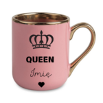 KUBEK PERSONALIZOWANY ,,QUEEN” Z IMIENIEM Podaruj jej coś wyjątkowego – kubek personalizowany z imieniem i napisem „Queen” to idealny prezent dla królowej Twojego życia. Doskonały jako kubek dla dziewczyny, mamy, siostry, przyjaciółki lub żony – na urodziny, święta, Walentynki czy Dzień Kobiet. Elegancki design z koroną i serduszkiem sprawia, że to nie tylko kubek z imieniem, ale też wyraz uznania i czułości w królewskim stylu.
