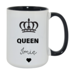 KUBEK PERSONALIZOWANY ,,QUEEN” Z IMIENIEM Podaruj jej coś wyjątkowego – kubek personalizowany z imieniem i napisem „Queen” to idealny prezent dla królowej Twojego życia. Doskonały jako kubek dla dziewczyny, mamy, siostry, przyjaciółki lub żony – na urodziny, święta, Walentynki czy Dzień Kobiet. Elegancki design z koroną i serduszkiem sprawia, że to nie tylko kubek z imieniem, ale też wyraz uznania i czułości w królewskim stylu.