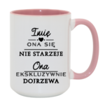 Kubek z dowolnym imieniem "Ona się nie starzeje"