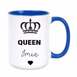 KUBEK PERSONALIZOWANY ,,QUEEN” Z IMIENIEM Podaruj jej coś wyjątkowego – kubek personalizowany z imieniem i napisem „Queen” to idealny prezent dla królowej Twojego życia. Doskonały jako kubek dla dziewczyny, mamy, siostry, przyjaciółki lub żony – na urodziny, święta, Walentynki czy Dzień Kobiet. Elegancki design z koroną i serduszkiem sprawia, że to nie tylko kubek z imieniem, ale też wyraz uznania i czułości w królewskim stylu.