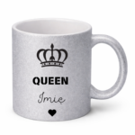 KUBEK PERSONALIZOWANY ,,QUEEN” Z IMIENIEM Podaruj jej coś wyjątkowego – kubek personalizowany z imieniem i napisem „Queen” to idealny prezent dla królowej Twojego życia. Doskonały jako kubek dla dziewczyny, mamy, siostry, przyjaciółki lub żony – na urodziny, święta, Walentynki czy Dzień Kobiet. Elegancki design z koroną i serduszkiem sprawia, że to nie tylko kubek z imieniem, ale też wyraz uznania i czułości w królewskim stylu.