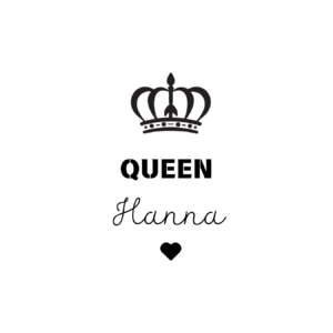 KUBEK PERSONALIZOWANY ,,QUEEN” Z IMIENIEM Podaruj jej coś wyjątkowego – kubek personalizowany z imieniem i napisem „Queen” to idealny prezent dla królowej Twojego życia. Doskonały jako kubek dla dziewczyny, mamy, siostry, przyjaciółki lub żony – na urodziny, święta, Walentynki czy Dzień Kobiet. Elegancki design z koroną i serduszkiem sprawia, że to nie tylko kubek z imieniem, ale też wyraz uznania i czułości w królewskim stylu.