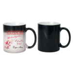 Kubek z napisem „Chrzanić Walentynki – kocham Cię zawsze. Twoja/Twój [imię]” to idealny prezent dla tych, którzy nie potrzebują święta, żeby mówić o uczuciach. Bez lukru, bez serduszek na siłę – za to szczerze i od serca. Bo miłość nie jest na jeden dzień w roku. Jest na zwykłe poranki, wspólną kawę i codzienne „dobrze, że jesteś”