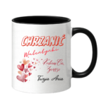 Kubek z napisem „Chrzanić Walentynki – kocham Cię zawsze. Twoja/Twój [imię]” to idealny prezent dla tych, którzy nie potrzebują święta, żeby mówić o uczuciach. Bez lukru, bez serduszek na siłę – za to szczerze i od serca. Bo miłość nie jest na jeden dzień w roku. Jest na zwykłe poranki, wspólną kawę i codzienne „dobrze, że jesteś”