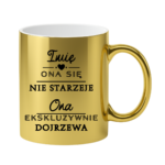 Kubek z dowolnym imieniem "Ona się nie starzeje"