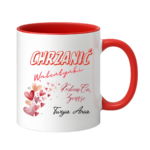 Kubek z napisem „Chrzanić Walentynki – kocham Cię zawsze. Twoja/Twój [imię]” to idealny prezent dla tych, którzy nie potrzebują święta, żeby mówić o uczuciach. Bez lukru, bez serduszek na siłę – za to szczerze i od serca. Bo miłość nie jest na jeden dzień w roku. Jest na zwykłe poranki, wspólną kawę i codzienne „dobrze, że jesteś”
