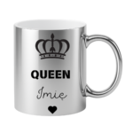 KUBEK PERSONALIZOWANY ,,QUEEN” Z IMIENIEM Podaruj jej coś wyjątkowego – kubek personalizowany z imieniem i napisem „Queen” to idealny prezent dla królowej Twojego życia. Doskonały jako kubek dla dziewczyny, mamy, siostry, przyjaciółki lub żony – na urodziny, święta, Walentynki czy Dzień Kobiet. Elegancki design z koroną i serduszkiem sprawia, że to nie tylko kubek z imieniem, ale też wyraz uznania i czułości w królewskim stylu.
