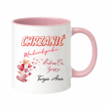 Kubek z napisem „Chrzanić Walentynki – kocham Cię zawsze. Twoja/Twój [imię]” to idealny prezent dla tych, którzy nie potrzebują święta, żeby mówić o uczuciach. Bez lukru, bez serduszek na siłę – za to szczerze i od serca. Bo miłość nie jest na jeden dzień w roku. Jest na zwykłe poranki, wspólną kawę i codzienne „dobrze, że jesteś”