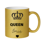 KUBEK PERSONALIZOWANY ,,QUEEN” Z IMIENIEM Podaruj jej coś wyjątkowego – kubek personalizowany z imieniem i napisem „Queen” to idealny prezent dla królowej Twojego życia. Doskonały jako kubek dla dziewczyny, mamy, siostry, przyjaciółki lub żony – na urodziny, święta, Walentynki czy Dzień Kobiet. Elegancki design z koroną i serduszkiem sprawia, że to nie tylko kubek z imieniem, ale też wyraz uznania i czułości w królewskim stylu.
