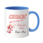 Kubek z napisem „Chrzanić Walentynki – kocham Cię zawsze. Twoja/Twój [imię]” to idealny prezent dla tych, którzy nie potrzebują święta, żeby mówić o uczuciach. Bez lukru, bez serduszek na siłę – za to szczerze i od serca. Bo miłość nie jest na jeden dzień w roku. Jest na zwykłe poranki, wspólną kawę i codzienne „dobrze, że jesteś”