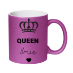 KUBEK PERSONALIZOWANY ,,QUEEN” Z IMIENIEM Podaruj jej coś wyjątkowego – kubek personalizowany z imieniem i napisem „Queen” to idealny prezent dla królowej Twojego życia. Doskonały jako kubek dla dziewczyny, mamy, siostry, przyjaciółki lub żony – na urodziny, święta, Walentynki czy Dzień Kobiet. Elegancki design z koroną i serduszkiem sprawia, że to nie tylko kubek z imieniem, ale też wyraz uznania i czułości w królewskim stylu.