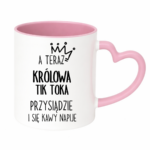Kubek "A teraz królowa tik toka przysiądzie i się kawy napije"