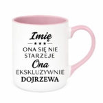Kubek z dowolnym imieniem "Ona się nie starzeje"
