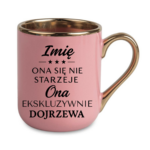 Kubek z dowolnym imieniem "Ona się nie starzeje"