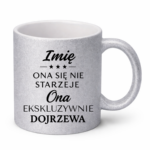 Kubek z dowolnym imieniem "Ona się nie starzeje"