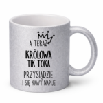 Kubek "A teraz królowa tik toka przysiądzie i się kawy napije"