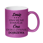 Kubek z dowolnym imieniem "Ona się nie starzeje"